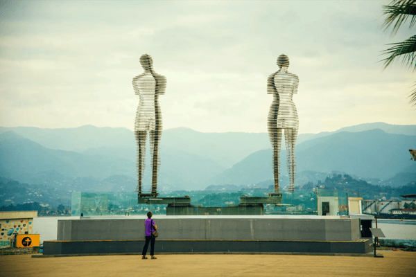 batumi georgia moving sculpture ali and nino by tamar kvesitadze in batumi