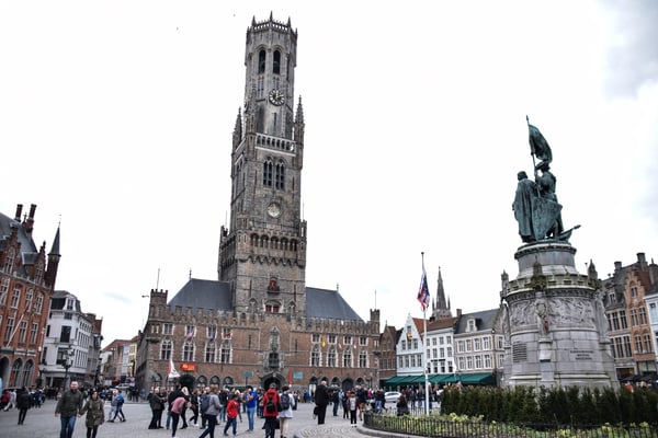 bruges belgium crowds of tourists and shoppers throng between the historic building 