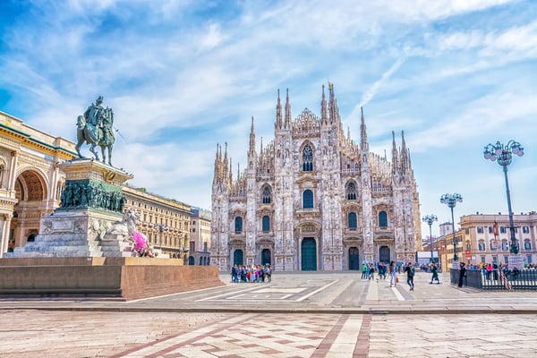 cathedral duomo di milano in square piazza 