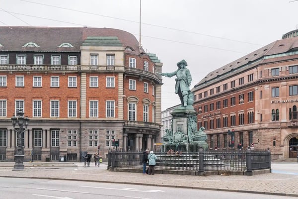copenhagen some tourists looking at the niels juel statu
