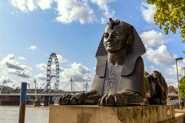 different tourist points to visit street life in london on a sunny summer day
