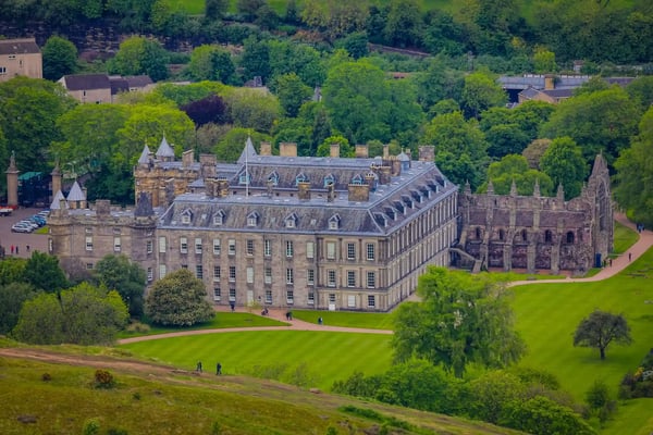famous central streets and buildings of edinburgh 