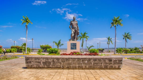 granada nicaragua a statue commemorating francisco hern ndez de c rdoba a spanish 