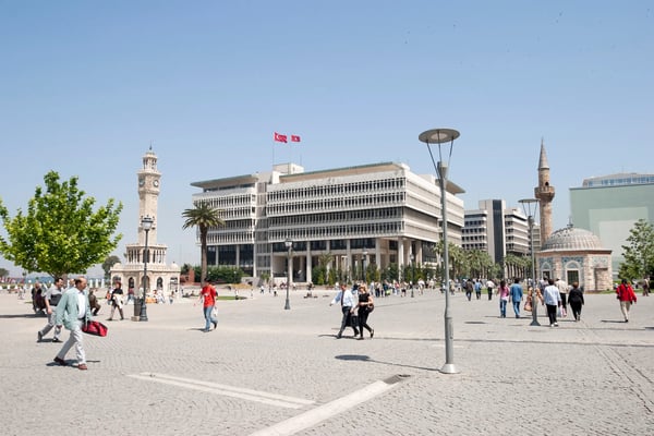 konak square is the most important lansmark of izmir 