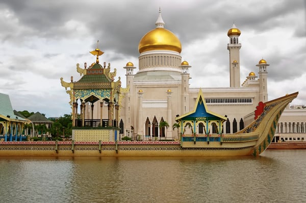 masjid sultan omar ali saifuddin mosque and royal barge in bsb brunei