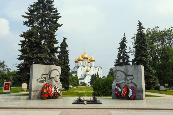 memorial monument eternal flame in yaroslavl on boulevard of the peace russia 
