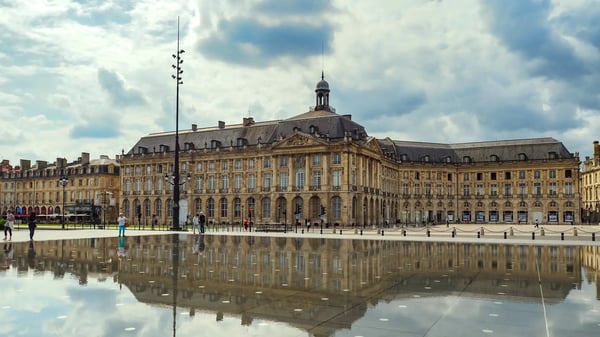 miroir d eau at place de la bourse in bordeaux france