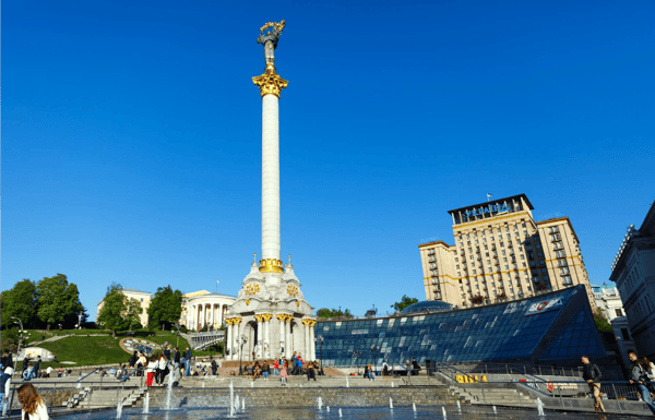 monument is a victory column located on maidan nezalezhnost