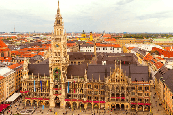 munich germany people walking around marienplatz which rathaus glockenspiel