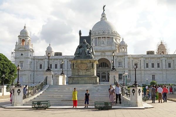 queen victoria statue and victoria memorial