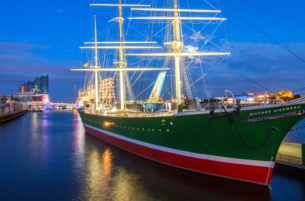 ship rickmer rickmers in the port of hamburg at night