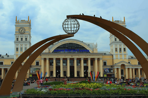 station building in kharkiv and the station square