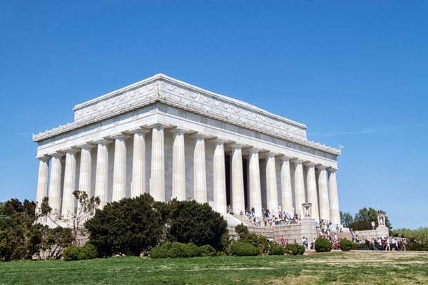 the abraham lincoln memorial in washington d c