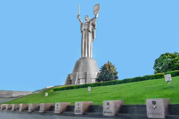 the monument a sculpture motherland in avenue of city of heroes