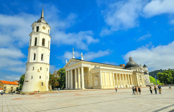 vilnius lithuania beautiful belfry and vilnius cathedral basilica of saints