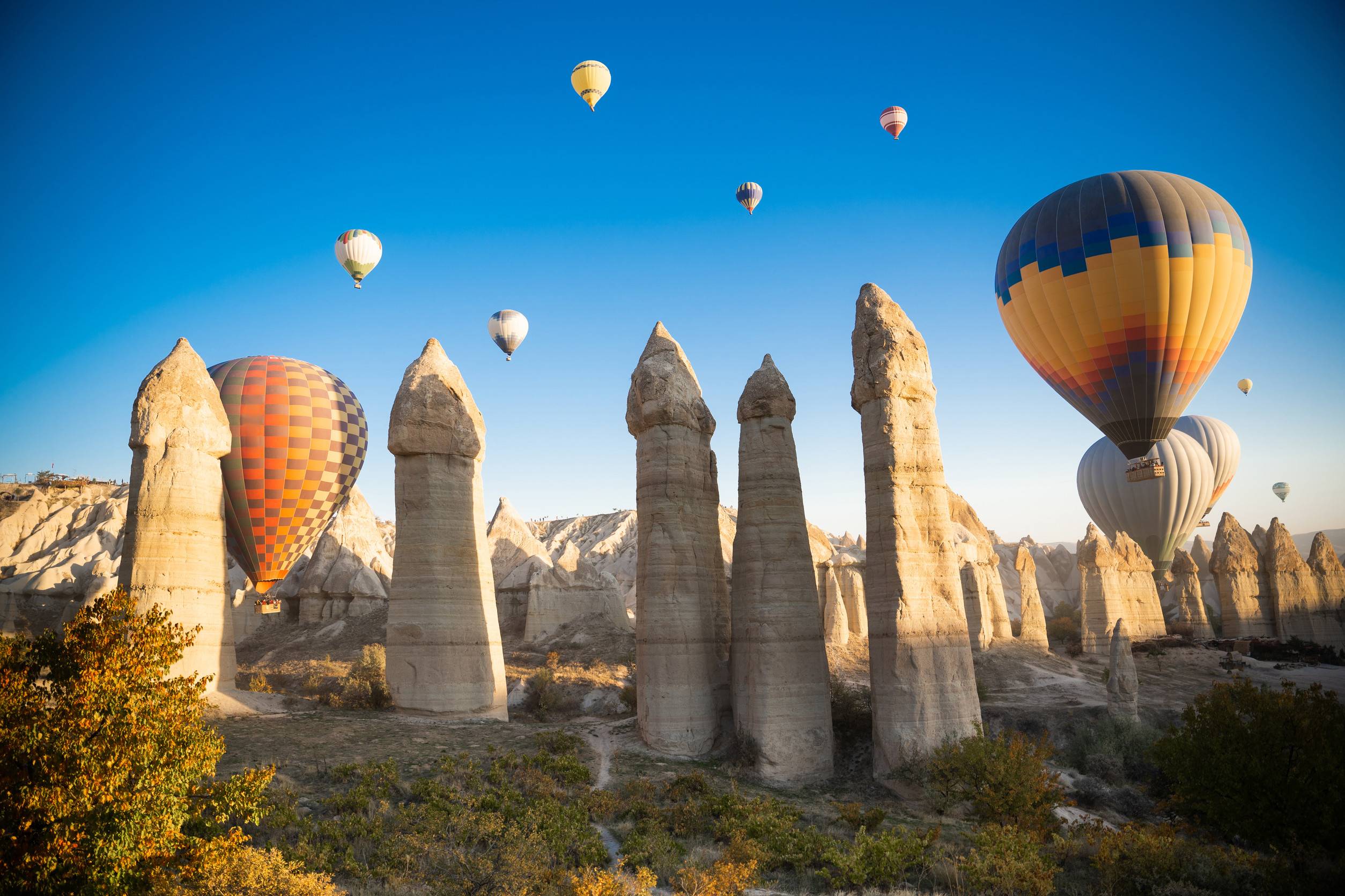 Beautiful Scenery Flight Of Balloons In The Mountains