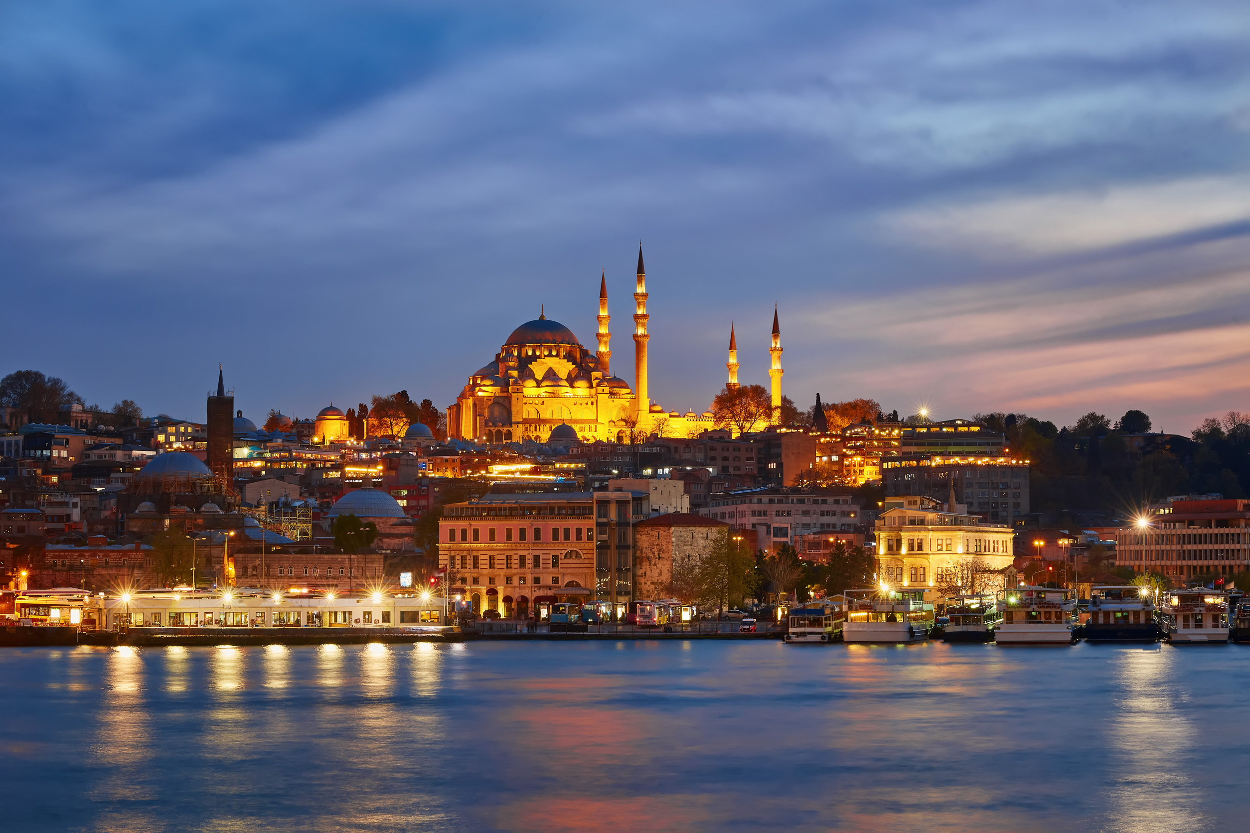 Istanbul Suleymaniye Mosque at nighttime
